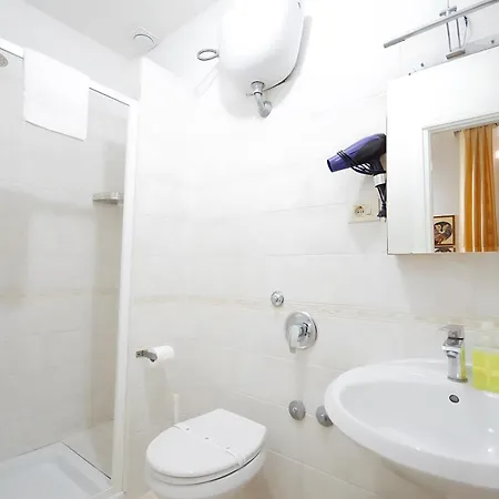 Alexis Hotel 2*